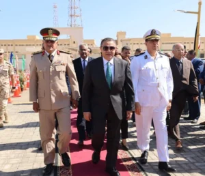 محافظ البحر الأحمر يضع إكليل الزهور على مقابر الشهداء احتفالًا بذكرى نصر أكتوبر المجيد