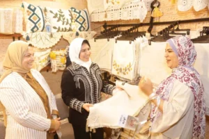 نائب محافظ دمياط تتفقد أجنحة المحافظة بمعرض “تراثنا” برفقة وفد من جهاز تنمية المشروعات