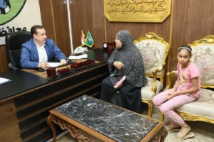 محافظ المنوفية يلتقي عدد من المواطنين ويقرر صرف مساعدات مالية عاجلة ومواد غذائية دعما لهم ويؤكد الدعم اللازم للأسر الأولى بالرعاية