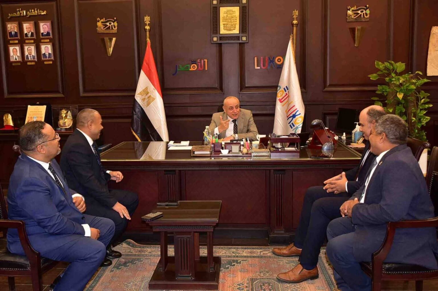 محافظ الأقصر يستقبل وفد البنك الزراعي لتهنئته بانتصارات أكتوبر وجائزة الآغا خان•