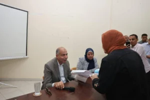 محافظ المنيا يستمع لمطالب اهالي مركز بني مزار ويوجه بتيسير إجراءات توصيل خطوط مياه الشرب بقرية بلة المستجدة