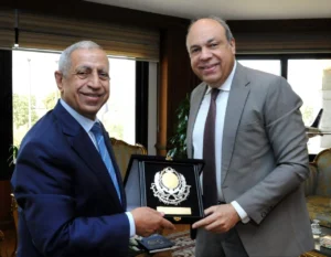 وزير الطيران المدني يلتقي رئيس الأكاديمية العربية للعلوم والتكنولوجيا والنقل البحري لبحث سبل التعاون المشترك