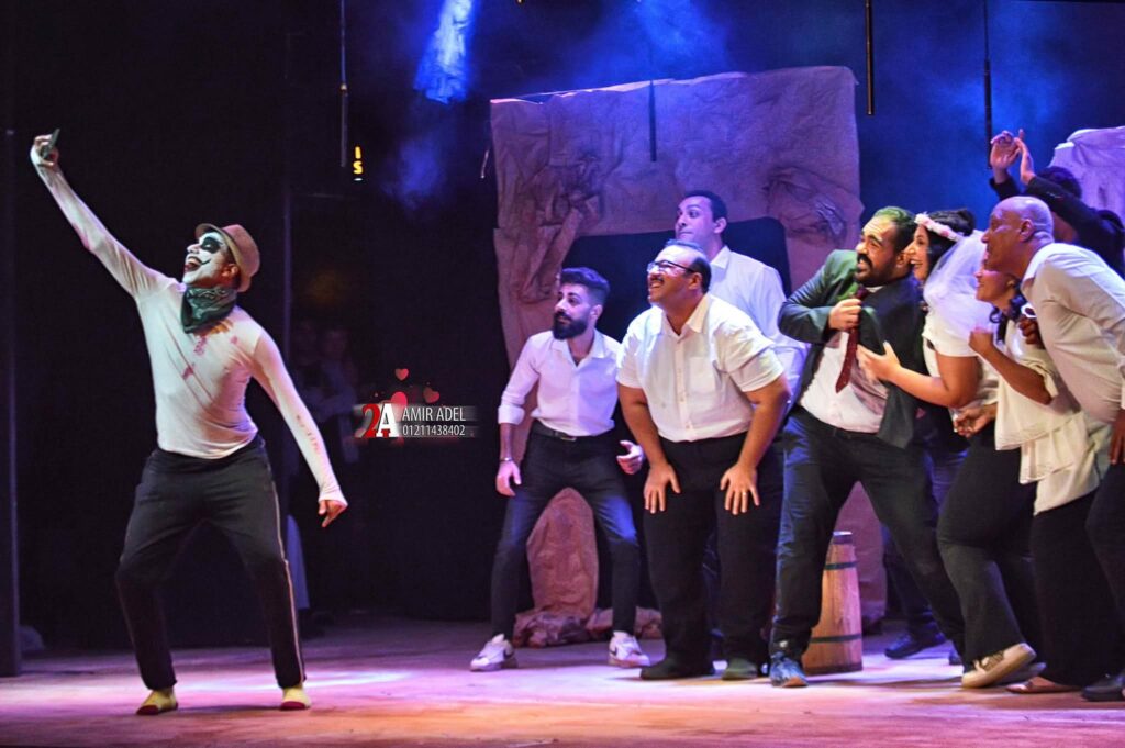 فريق «برة الكواليس» يشعل مسرح الحياة بعرض «أرض العملاق»
