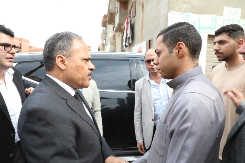 محافظ الشرقية يُؤدي صلاة الجنازة ويشهد تشييع الجثمان ويقدم واجب العزاء في وفاة رئيس مركز ومدينة ديرب نجم