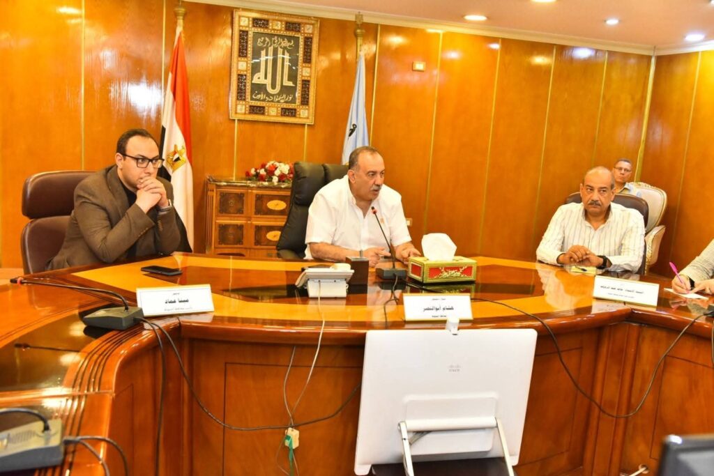 محافظ أسيوط يعقد اجتماعا مع مسئولي الجمعيات الأهلية لبحث تطوير منظومة النظافة والجمع المنزلي والقضاء على ظاهرة “النباشين والفريزة