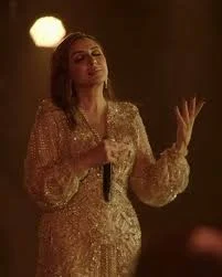 أنغام تُشعل الأهرامات: سحر الصوت بجوار الحضارة