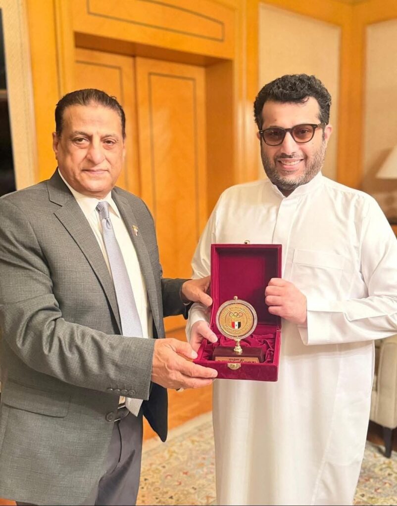 رئيس الأتحاد المصري للملاكمة مع ترك ال الشيخ. في الفورسيزون لمدة 60 دقيقة