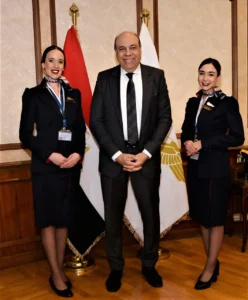 وزير الطيران المدني يثمن أداء واحترافية مضيفتين جويتين من مصر للطيران تقديرًا لتصرفهما الإنساني المُشرف على متن إحدى الرحلات الجوية