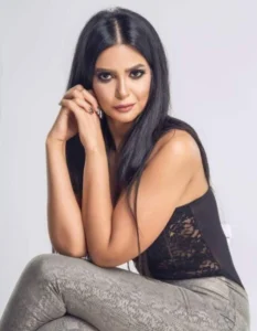 مروة الازلي… فنانة في حيرة بين الكيمياء والفن