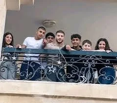 القبض على أب ونجليه لإلقاء أكياس مياه على المصلين في النزهة
