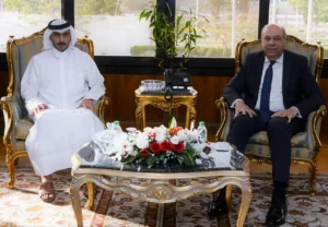 وزير الطيران المدني يبحث مع مجموعة شركات فهد آل ثان  القطرية دراسة مشروع إنشاء مصنع لإنتاج وقود الطائرات المستدام (SAF) في مصر