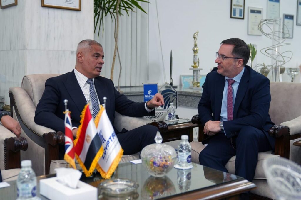 رئيس الشركة القابضة لمصر للطيران يبحث مع السفير البريطاني تعزيز التعاون لدعم خطة تطوير مصر للطيران