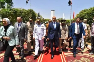 محافظ أسيوط يضع إكليلًا من الزهور على النصب التذكاري لشهداء بني عدي بمشاركة قيادات عسكرية وأمنية احتفالًا بالعيد القومي