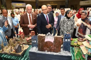 رئيس جامعةأسيوط يفتتح المعرض الفني السنوي لطلاب قسمي الديكور والعمارة بكلية الفنون الجميلة بجامعة أسيوط•
