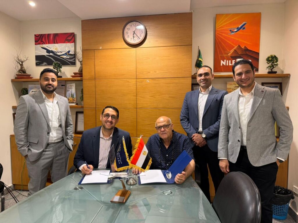 وزير الطيران المدني يبحث مع السفير البريطاني تعزيز الشراكة الاستراتيجية والتعاون الثنائي في مجال الطيران المدني
