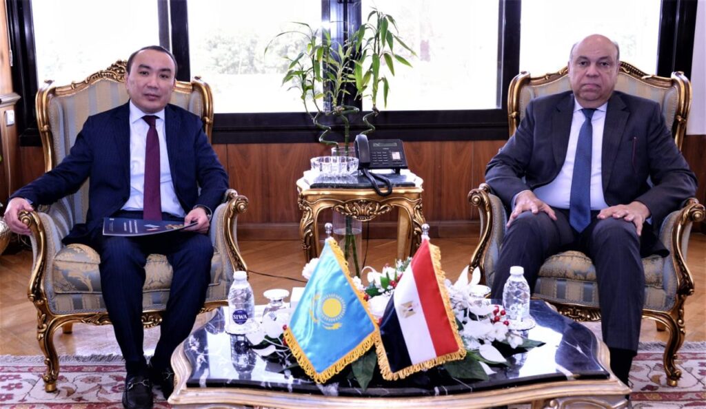 وزير الطيران المدني يبحث مع سفير كازاخستان تعزيز الربط الجوي وتنشيط الحركة السياحية بين البلدين