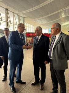 وزير الطيران المدني فى زيارة ميدانية لمطار القاهرة الدولي لمتابعة مستوى الخدمات وانسيابية حركة التشغيل