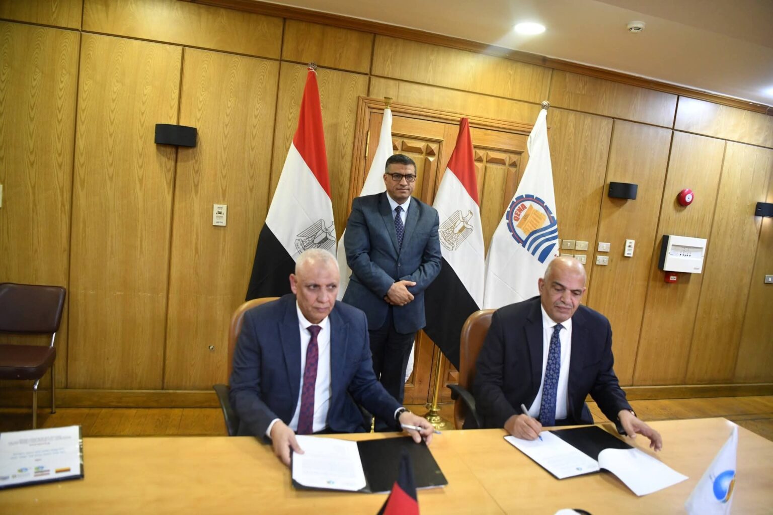 محافظ قنا يشهد توقيع عقد إنشاء محطة رفع وخط طرد وشبكات انحدار قرى أبنود والكلاحين ومحضر المفاوضة لتوسعات محطة مياه نجع حمادي•